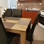 Varalja Vendeghaz Lejlighed Tata