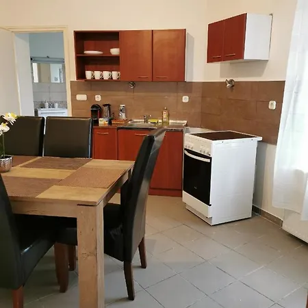 Váralja Apartamento Tata
