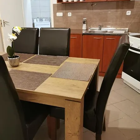 Váralja Apartamento Tata