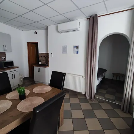 Váralja Apartamento Tata