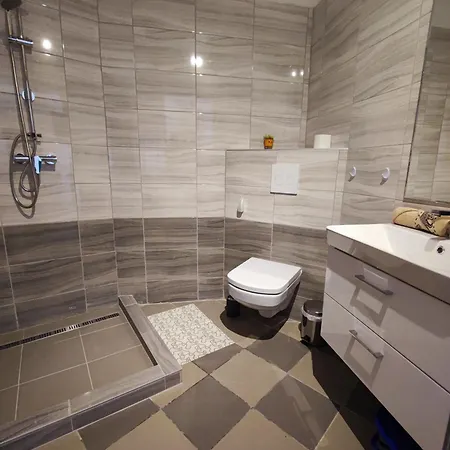 Váralja Apartamento Tata