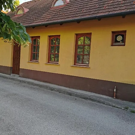 Váralja Apartamento Tata