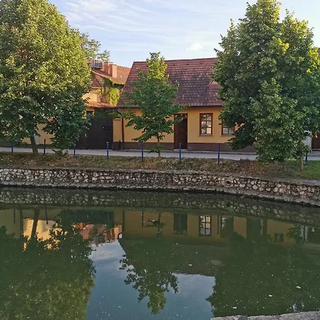 Váralja Apartamento Tata