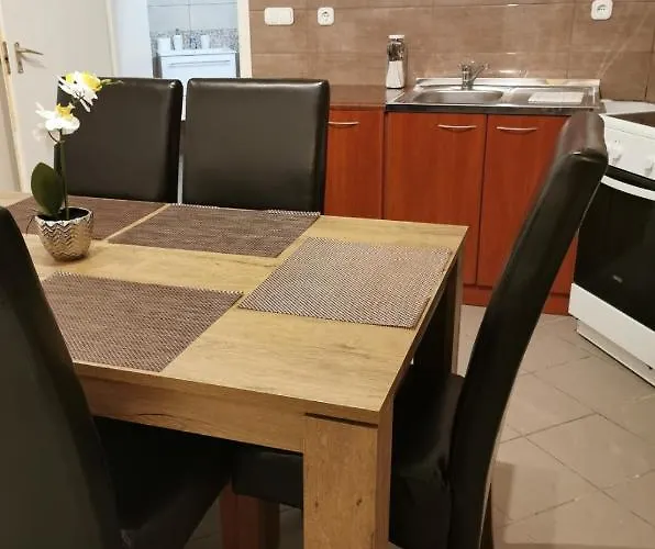 Varalja Vendeghaz Lägenhet Tata