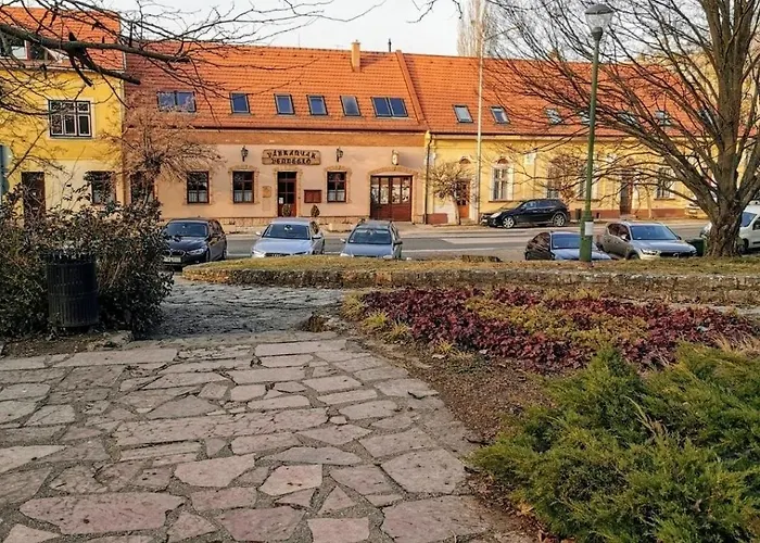 Varalja Vendeghaz * Tata